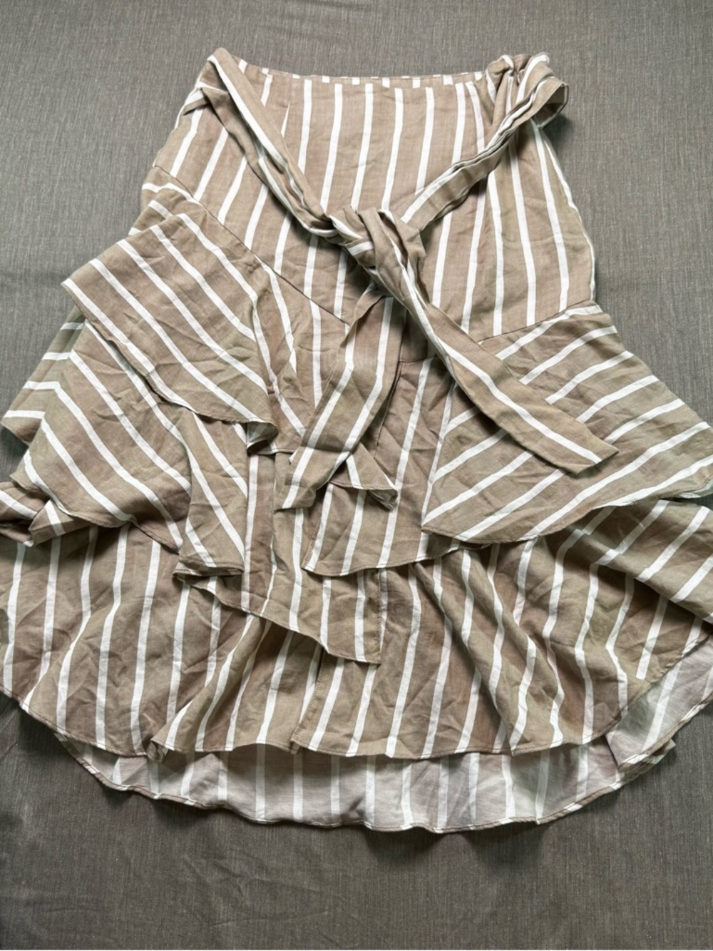 Antonio Melani Skirt Women’s 2 White & Tan Cotton Tier Ruffle Knee Length Stripe